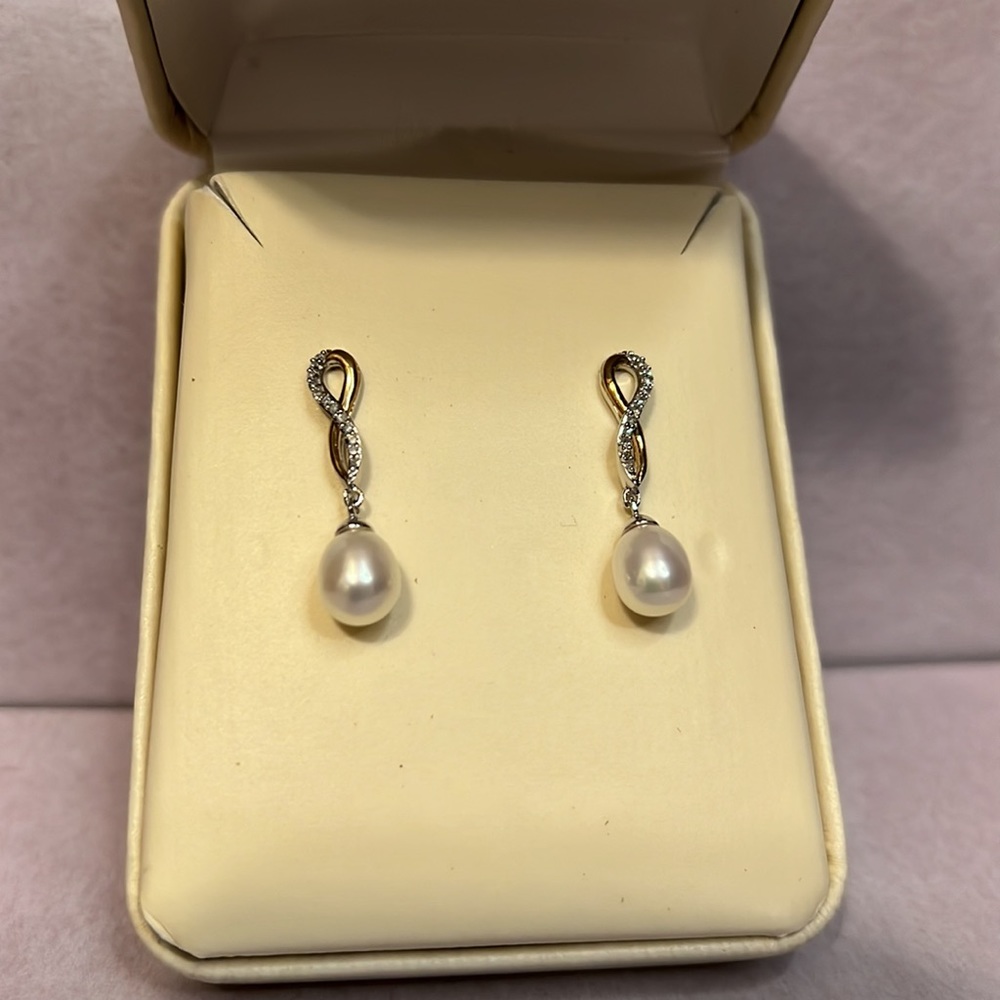 💜Exquisite Pearl and Diamond Earrings. NWT💜.